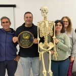 Jose Antonio Sánchez celebrabdo el premio con algunos de sus alumnos